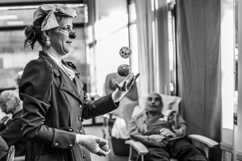 Marie-Rose Gilles Artiste Photographe portrait photo art artistique clown ephad  soins vieux ancien personnes âgées clown santé rire 