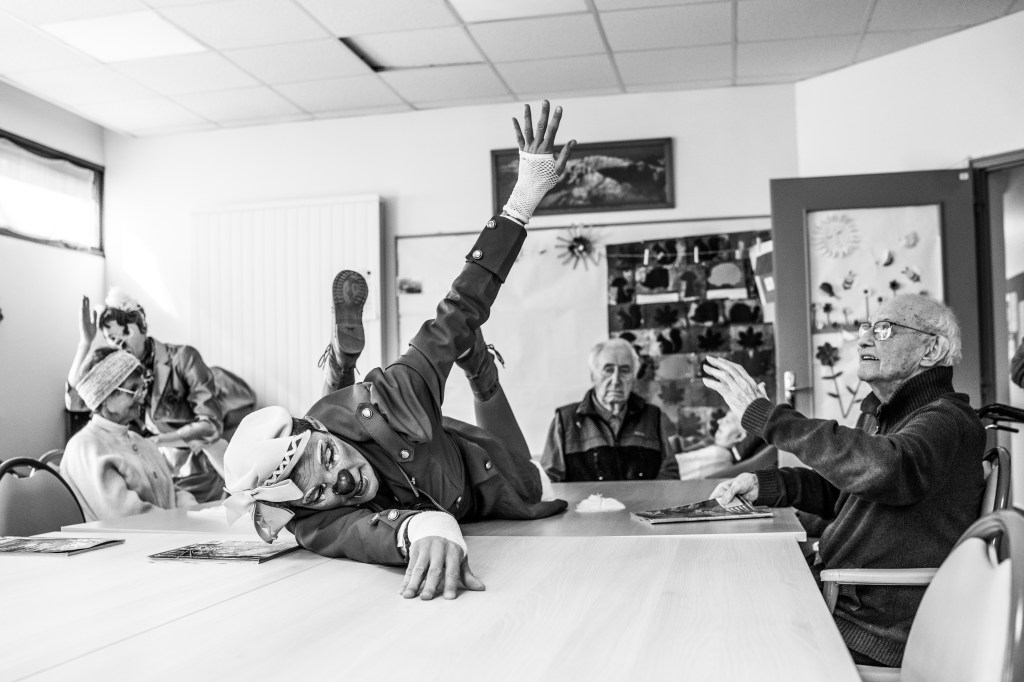 Marie-Rose Gilles Artiste Photographe portrait photo art artistique clown ephad  soins vieux ancien personnes âgées clown santé rire 