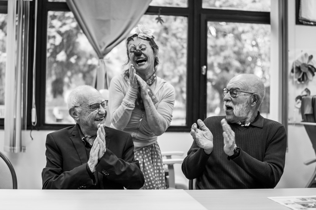 Marie-Rose Gilles Artiste Photographe portrait photo art artistique clown ephad  soins vieux ancien personnes âgées clown santé rire 