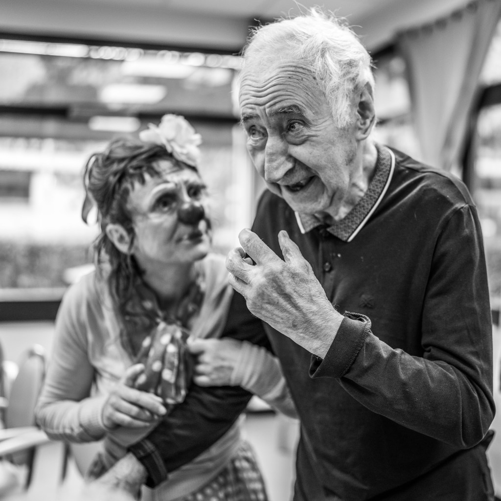 Marie-Rose Gilles Artiste Photographe portrait photo art artistique clown ephad  soins vieux ancien personnes âgées clown santé rire 
