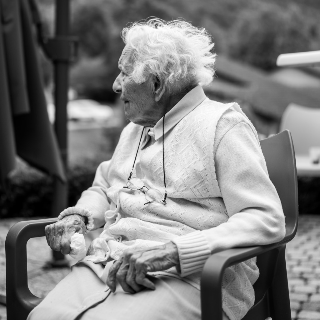 résidence autonomie retraite autonomie personnes âgées vieilles vieux Ehpad  Saint Martin d'Uriage 38410 Marie-Rose Gilles photographe photographie portrait